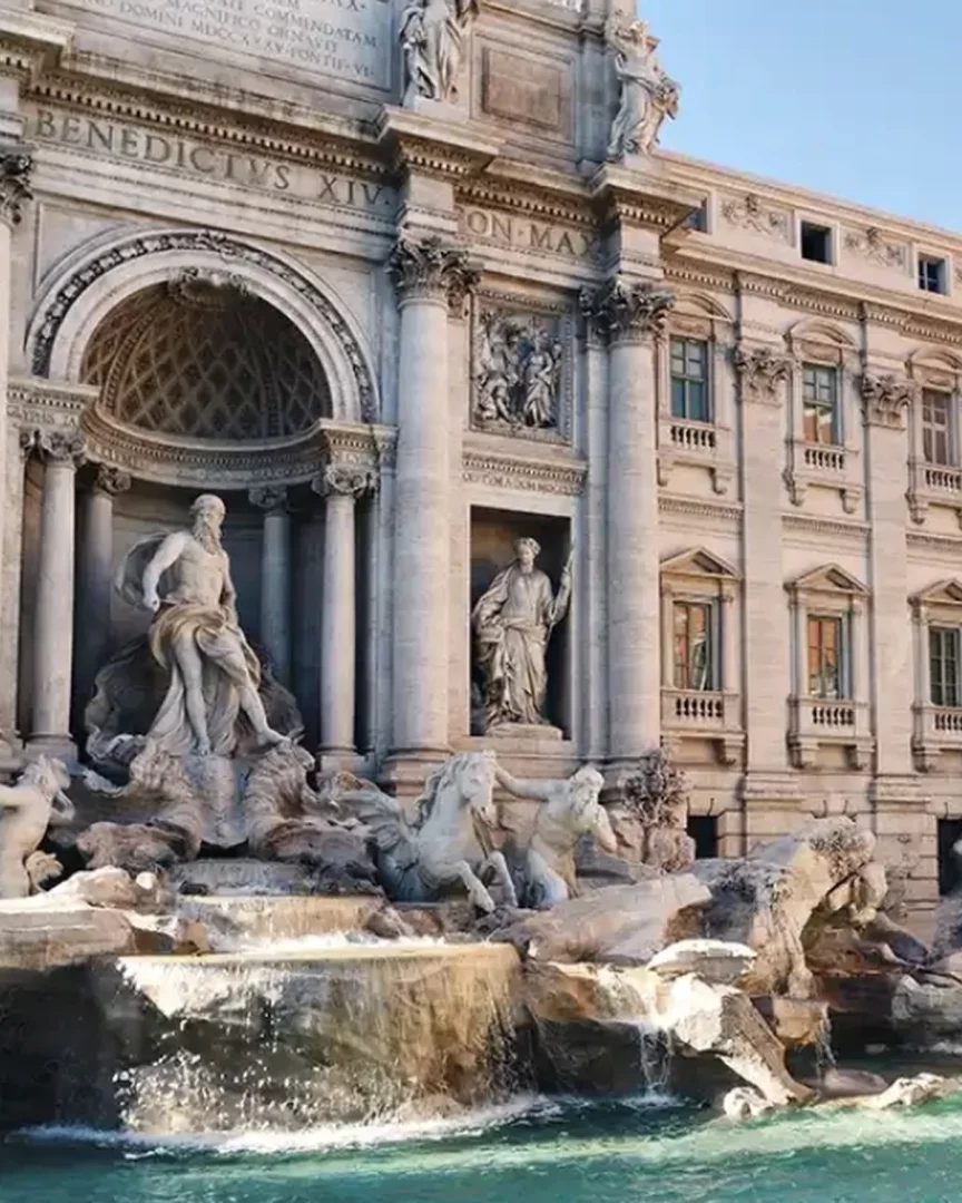 Trevi Çeşmesi'nin mitolojik heykelleri ve turkuaz havuzuyla görüldüğü Roma manzarası, Babalar Günü tatil önerileri arasında tarih ve kültür odaklı bir şehir rotasına ilham veriyor.