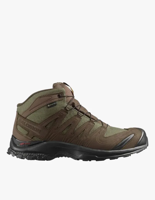 Marka Adı: Salomon
Ürün Adı: Salomon Erkek XA Tracker GTX Bot
Ürün Cinsiyeti: Erkek
Ürün Tipi: Outdoor Yürüyüş Botu
Ürün Sezonsallığı: Tüm sezon
Ürün Çeşidi: Trekking Botu
Ürün Özellikleri: Salomon Erkek XA Tracker GTX bot, haki ve kahverengi tonlarının uyumuyla outdoor ruhunu yansıtan, bileği kavrayan sağlam bir tasarıma sahiptir. Nefes alabilen sentetik üst yüzeyi ve su geçirmez GORE-TEX membranı sayesinde ayakları kuru ve konforlu tutarken, 3D Advanced Chassis teknolojisi zorlu arazilerde dahi üstün denge ve destek sunar. Yüksek tutuşlu kauçuk dış tabanı ile farklı zeminlerde güvenli adımlar sağlayan bu model, hızlı bağcık sistemi ile pratik kullanım sunar ve sportif, dayanıklı bir stil sunar.
Öne Çıkan Detaylar:
- GORE-TEX su geçirmez ve nefes alabilir membran teknolojisi.
- 3D Advanced Chassis ile geliştirilmiş üstün denge ve stabilite.
- Farklı zeminlerde maksimum tutuş sağlayan dayanıklı dış taban.
Kimler Kullanıyor?: Doğayı keşfetmeyi seven, şehir hayatının temposundan uzaklaşıp patikalarda özgürce adım atmaktan keyif alan erkekler için tasarlanmıştır. Hem konforundan hem de stilinden ödün vermeyen, değişken hava koşullarına ve zorlu zeminlere karşı hazırlıklı olmayı tercih eden, macera ruhlu ve aktif bireylerin vazgeçilmezi olacaktır.