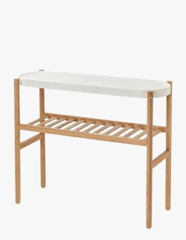 Ürün Cinsiyeti
Unisex

Ürün Tipi
Ev Dekorasyon / Çiçeklik

Ürün Sezonsallığı
Dört Mevsim

Ürün Çeşidi
Bambu Ayaklı Katlı Çiçeklik

Ürün Özellikleri
IKEA SATSUMAS çiçeklik, bambu ve metal kombinasyonuyla tasarlanmış, bitkilerinizi katmanlı ve estetik bir şekilde sergilemenizi sağlayan fonksiyonel bir dekorasyon ürünüdür. Farklı yükseklik seviyelerine sahip raf yapısı sayesinde bitkilerinizi dinamik bir düzenle yerleştirme imkânı sunar ve bulunduğu ortama hareket kazandırır. Bambu ayakları doğal ve sıcak bir görünüm sağlarken, toz kaplama çelik raflar dayanıklılığı artırır. 70 cm yüksekliğe sahip kompakt formu sayesinde salon, balkon veya çalışma alanlarında kolayca konumlandırılabilir. İç mekân kullanımı için tasarlanan bu model, bitkilerle dekorasyon yapmayı pratik ve estetik hale getirir.

Öne Çıkan Detaylar

Farklı seviyelerde katlı raf tasarımı

Bambu ayaklar ile doğal görünüm

Toz kaplama çelik raf yapısı

70 cm kompakt ve kullanışlı ölçü

Her raf için yaklaşık 15 kg taşıma kapasitesi

İç mekân kullanımı için uygun

Kimler Kullanıyor?
Bitkilerle yaşam alanlarını zenginleştirmeyi seven, dekorasyonda hem fonksiyonellik hem estetik arayanlar için ideal. Küçük alanlarda bile düzenli ve stil sahibi bir bitki köşesi oluşturmak isteyenler, doğal malzemeleri modern tasarımlarla birleştiren bu tür çiçeklikleri tercih eder. Özellikle İskandinav ve minimalist dekorasyon anlayışını benimseyenlerin yaşam alanlarına kolayca uyum sağlar.

Bambu çiçeklik; katmanlı yapısı ve doğal malzemesiyle bitkilerinizi düzenli ve estetik şekilde sergileyerek yaşam alanınıza modern bir dokunuş katar.