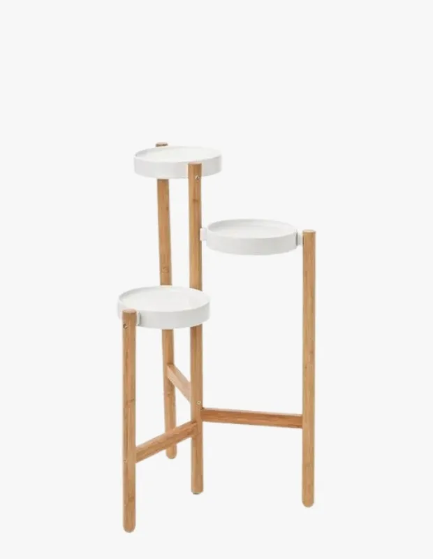 Ürün Cinsiyeti
Unisex

Ürün Tipi
Ev Dekorasyon / Çiçeklik

Ürün Sezonsallığı
Dört Mevsim

Ürün Çeşidi
Bambu Ayaklı Katlı Çiçeklik

Ürün Özellikleri
IKEA SATSUMAS 78 cm çiçeklik, bambu ve metal malzemenin dengeli birleşimiyle tasarlanmış, bitkilerinizi katmanlı ve estetik bir şekilde sergilemenizi sağlayan fonksiyonel bir dekorasyon ürünüdür. Farklı yüksekliklerde konumlandırılmış üç rafı sayesinde saksılarınızı dinamik bir düzen içinde yerleştirebilir, mekâna hacim ve hareket kazandırabilirsiniz. Bambu ayakları doğal ve sıcak bir görünüm sunarken, toz kaplama çelik raflar dayanıklılığı artırır. Kompakt yapısı sayesinde evin farklı alanlarında rahatça konumlandırılabilir; iç mekân kullanımı için idealdir. Her rafın yaklaşık 19 cm çapında olması, küçük ve orta boy bitkiler için dengeli bir yerleşim imkânı sağlar.

Öne Çıkan Detaylar

Farklı seviyelerde 3 katlı raf tasarımı

Bambu ayaklar ile doğal ve sıcak görünüm

Toz kaplama çelik raf yapısı

78 cm kompakt ve dengeli ölçü

Her raf için yaklaşık 5 kg taşıma kapasitesi

İç mekân kullanımına uygun

Kimler Kullanıyor?
Bitkilerle dekorasyon yapmayı seven ve yaşam alanlarında katmanlı, estetik bir düzen oluşturmak isteyenler için ideal. Küçük alanlarda bile düzenli bir bitki köşesi yaratmak isteyenler, doğal malzemeleri modern tasarımla birleştiren bu tarz çiçeklikleri tercih eder. Minimal, İskandinav veya doğal dekorasyon anlayışına sahip alanlarda güçlü bir tamamlayıcı parça olarak öne çıkar.

Bambu çiçeklik; katlı yapısı ve doğal malzemesiyle bitkilerinizi düzenli ve estetik şekilde sergileyerek yaşam alanınıza modern bir dokunuş katar.