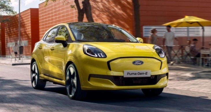 Modern tasarımıyla dikkat çeken sarı Ford Puma Gen-E elektrikli SUV yolda ilerliyor.