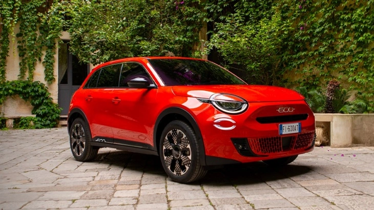 Arka bahçede park halinde kırmızı Fiat 600e elektrikli SUV modeli.