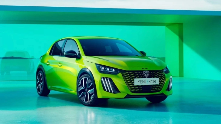 Yeni nesil yeşil Peugeot e-208, stüdyo ortamında sergileniyor.