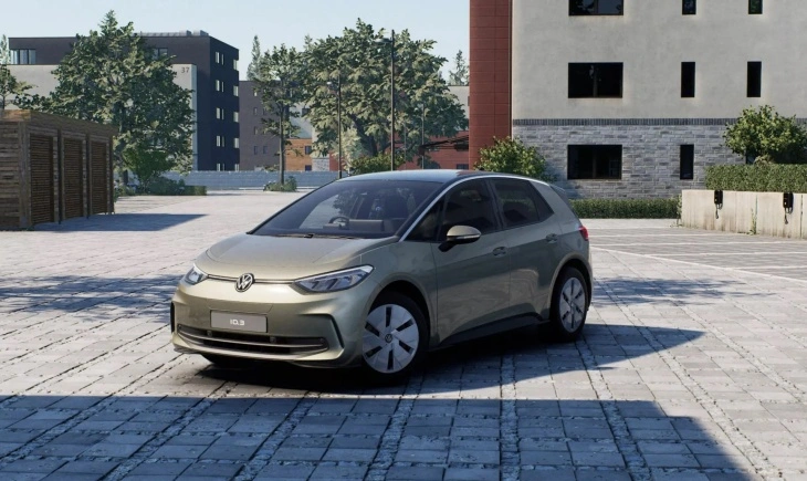 Volkswagen ID.3 elektrikli hatchback, modern bir apartman önünde park halinde.