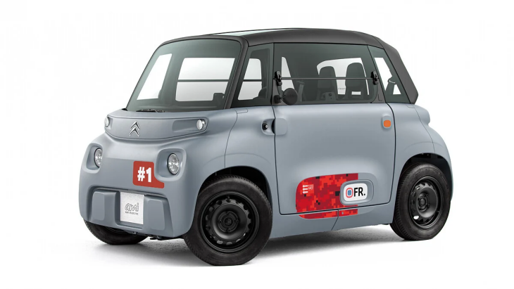 Kompakt boyutlarıyla dikkat çeken gri Citroën Ami şehir içi elektrikli araç.