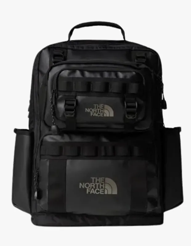 Marka Adı: The North Face
Ürün Adı: The North Face Base Camp Daypack Sırt Çantası
Ürün Cinsiyeti: Unisex
Ürün Tipi: Sırt Çantası
Ürün Sezonsallığı: Tüm Sezonlar
Ürün Çeşidi: Günlük Kullanım ve Outdoor Sırt Çantası
Ürün Özellikleri: Siyah renkte, suya dayanıklı ve oldukça sağlam bir malzeme yapısına sahip bu sırt çantası, günlük kullanım ve kısa doğa kaçamakları için idealdir. Ön yüzünde The North Face logosu bulunan üst üste yerleştirilmiş iki adet fermuarlı ana bölme, kişisel eşyalar için geniş depolama alanı sunar. Çantanın önünde ayrıca ek fermuarlı cepler ve çok amaçlı askı şeritleri (daisy chain) bulunur. Her iki yanında matara veya küçük eşyalar için açık yan cepler mevcuttur. Taşıma konforunu artırmak için üst kısmında sağlam bir taşıma sapı bulunmaktadır. Şık ve fonksiyonel tasarımıyla hem şehir hayatına hem de outdoor aktivitelere uyum sağlar.
Öne Çıkan Detaylar:
- Ön yüzde belirgin The North Face logolu iki büyük fermuarlı bölme
- Eşya sabitlemek için çok sayıda dış askı şeridi ve yan cepler
- Dayanıklı ve suya dayanıklı olduğu izlenimi veren dış malzeme yapısı
Kimler Kullanıyor?: Şehir hayatının dinamizminde ya da doğanın dinginliğinde aktif bir yaşam süren, eşyalarını düzenli ve güvenli bir şekilde taşımayı önemseyen herkes bu sırt çantasını tercih edebilir. Fonksiyonelliği ve dayanıklılığı bir arada arayan, spor ve casual giyim tarzını benimseyen bireylerin günlük rutinde, seyahatlerde veya kısa yürüyüşlerde rahatlıkla kullanabileceği pratik bir aksesuardır.