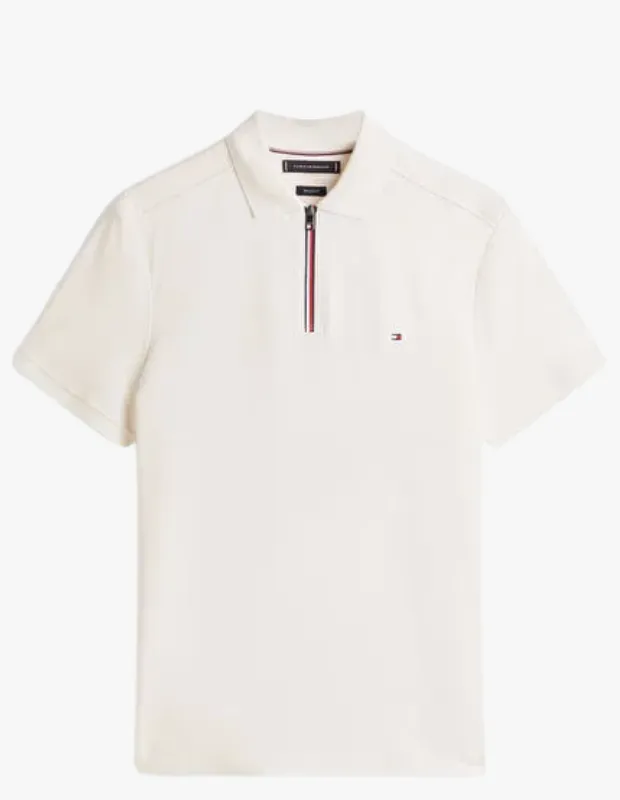 Marka Adı: Tommy Hilfiger
Ürün Adı: Tommy Hilfiger Ekru Erkek Polo T-shirt
Ürün Cinsiyeti: Erkek
Ürün Tipi: Polo Tişört
Ürün Sezonsallığı: İlkbahar/Yaz
Ürün Çeşidi: Kısa Kollu Fermuarlı Polo Tişört
Ürün Özellikleri: Bu ekru renkli kısa kollu polo tişört, klasik yaka tasarımına sahiptir. Ön kısmında, markanın ikonik renkleri olan kırmızı, beyaz ve lacivert şerit detayına sahip, modern bir fermuar detayı bulunur. Sol göğüs hizasında küçük, nakışlı Tommy Hilfiger bayrak logosu ile markanın zarif kimliğini taşır. Düz kesimi ve görünümü itibarıyla rahat bir kumaş yapısıyla hem şık hem de konforlu bir kullanım sunar.
Öne Çıkan Detaylar:
- Ön kısımda, markanın ikonik RWB (kırmızı, beyaz, lacivert) renklerinde şerit detaylı fermuar
- Sol göğüste yer alan küçük, nakışlı Tommy Hilfiger bayrak logosu
- Klasik polo yaka ve kısa kol tasarımı
Kimler Kullanıyor?: Zamansız şıklığı ve modern detayları bir araya getiren bu polo tişört, stil sahibi erkeklerin gardırobunda vazgeçilmez bir yere sahiptir. Günlük giyimde rafine bir görünüm arayanlar, kaliteli kumaşlara ve marka kimliğine önem verenler için idealdir. Hem casual kombinlerde hem de daha smart casual duruşlarda kolayca adapte edilebilir olmasıyla, aktif yaşam tarzına sahip ve her ortamda özenli görünmek isteyen beylerin tercihi olacaktır.