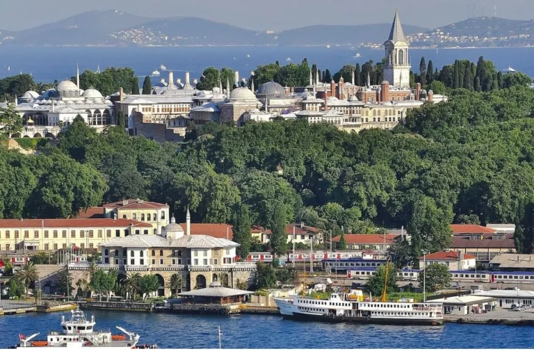 Kutsal Emanetlerden Kaşıkçı Elması’na: Topkapı Sarayı’nın En Önemli Eserleri