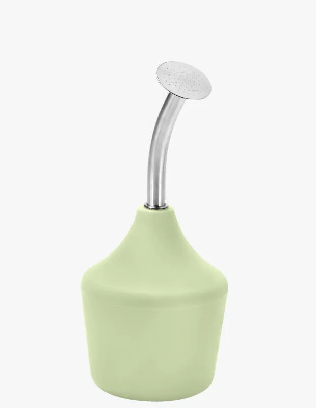 Ürün Cinsiyeti
Unisex

Ürün Tipi
Ev & Bahçe / Bitki Bakım Aksesuarı

Ürün Sezonsallığı
Dört Mevsim

Ürün Çeşidi
Sulama Kabı / Fide Sulama Aparatı

Ürün Özellikleri
Yetiştiriciler için sulama kabı, fideler ve küçük bitkiler için hassas ve kontrollü sulama imkânı sunan pratik bir bakım aracıdır. Top formundaki haznesi sayesinde negatif basınç yöntemiyle kolayca su doldurulur; sık-daldır-bırak prensibiyle hızlı kullanım sağlar. İnce uçlu yapısı suyun doğrudan kök bölgesine yönlendirilmesine yardımcı olurken, paslanmaz çelik süzgeç kısmı dengeli akış sağlar. Yaklaşık 210 ml kapasitesi ile günlük bitki bakım rutinleri için ideal olan bu model, hafif ve ergonomik tasarımı sayesinde özellikle iç mekân bitkileri ve fide yetiştiriciliğinde pratiklik sunar.

Öne Çıkan Detaylar

Fideler ve küçük bitkiler için ideal kullanım

Negatif basınç ile kolay dolum sistemi

İnce uçlu hassas sulama

Yaklaşık 210 ml kapasite

Paslanmaz çelik süzgeç

Hafif ve ergonomik tasarım

Kimler Kullanıyor?
Evinde bitki yetiştiren, özellikle fide ve hassas bitkilerle ilgilenenler için ideal. Bitkilerini kontrollü şekilde sulamak isteyen, fazla su vermeden kök odaklı bakım yapmayı tercih eden ve pratik çözümlerle bitki bakımını kolaylaştırmak isteyen kullanıcıların rutinine rahatlıkla uyum sağlar.

Sulama kabı; hassas akış sağlayan yapısı ve pratik dolum sistemiyle bitki bakımını kontrollü ve kolay hale getirir.