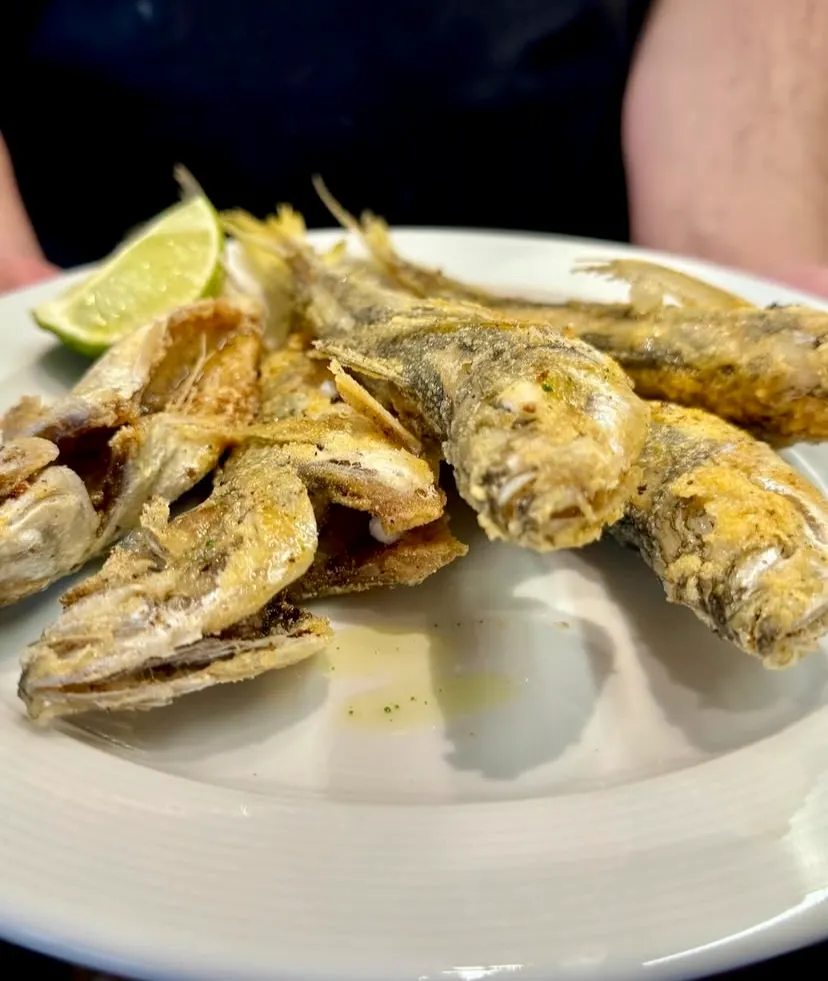 Beyaz bir tabakta, altın sarısı renginde çıtır çıtır kızarmış, yanında taze bir dilim limonla servis edilen bu lezzetli küçük balıklar, Zeme Selanik'in yöresel mutfağından esintiler sunarak damaklarda unutulmaz bir Selanik ziyafeti vaat ediyor.