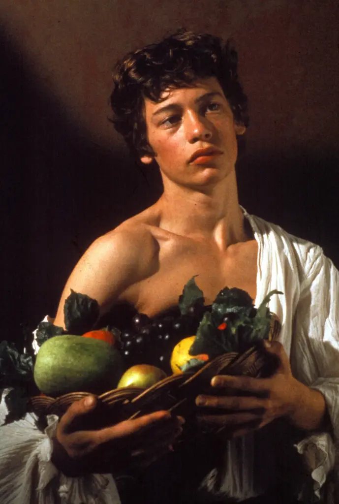 Derek Jarman’ın 1986 yapımı Caravaggio filminden bir sahne; ışığın dramatik kullanımı ve karakterin yüzündeki duygu, sanatçının içsel dünyasını yansıtıyor 
