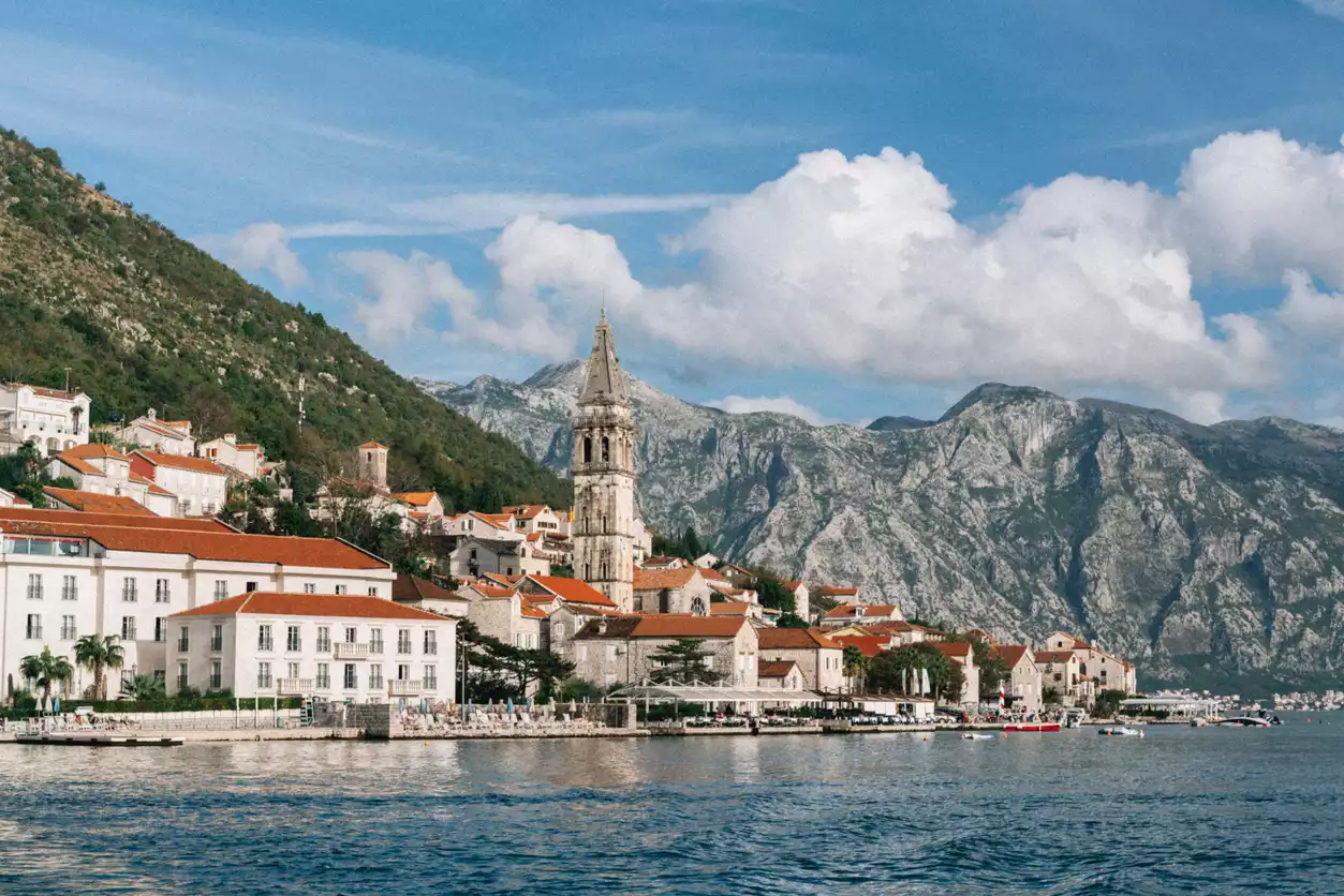 Karadağ'ın Kotor Körfezi'nde, Adriyatik'in berrak sularıyla buluşan, tarihi taş binaları ve etkileyici çan kulesiyle ünlü Perast kasabası, yemyeşil dağların eteğinde huzurlu bir manzara sunuyor.
