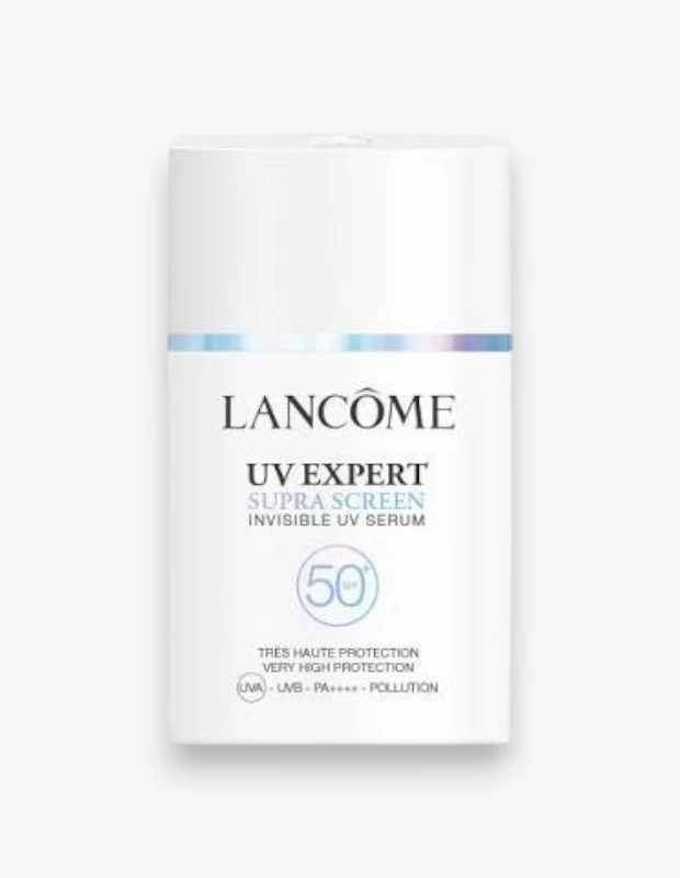 Beyaz arka plan üzerinde duran, üzerinde Lancôme UV Expert Supra Screen Invisible UV Serum yazan ve SPF 50 güneş koruyucu yüz serumu olduğunu belirten, UVA, UVB ve kirliliğe karşı çok yüksek koruma vaat eden şık, beyaz bir şişe.