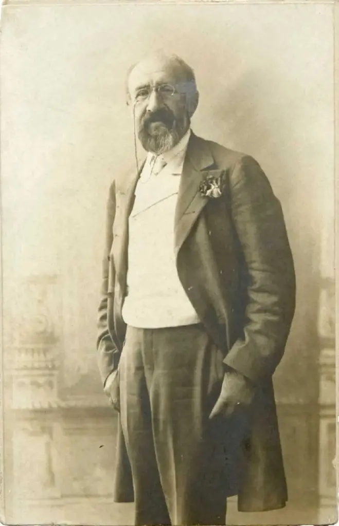 Fesli ve gözlüklü, düşünceli bir poz veren Osman Hamdi Bey'in yakın çekim portre fotoğrafı. Osman Hamdi Bey biyografi.