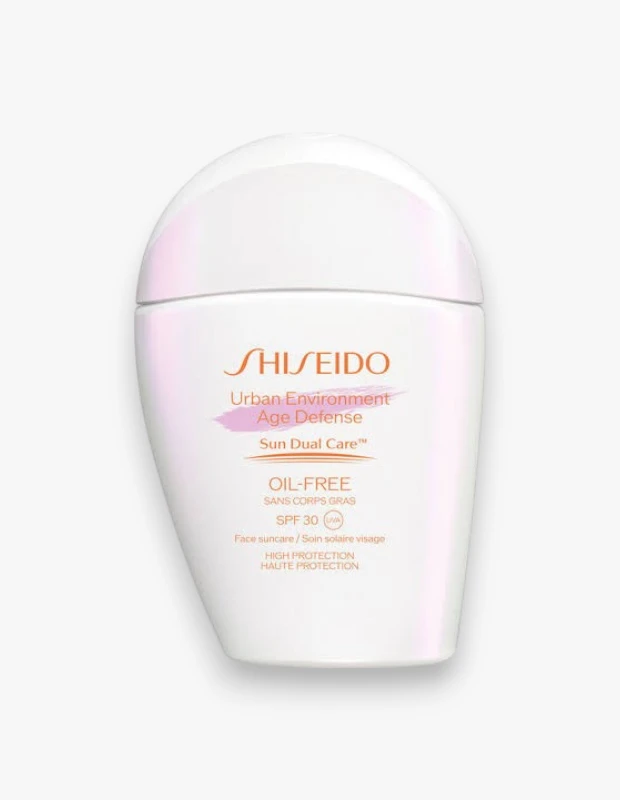 Beyaz ve hafif sedefli şişesinde, cilt yaşlanmasına karşı koruma sağlayan Shiseido Urban Environment Age Defense SPF30 güneş kremi, yağsız formülü ve yüksek koruma özelliğiyle öne çıkıyor.