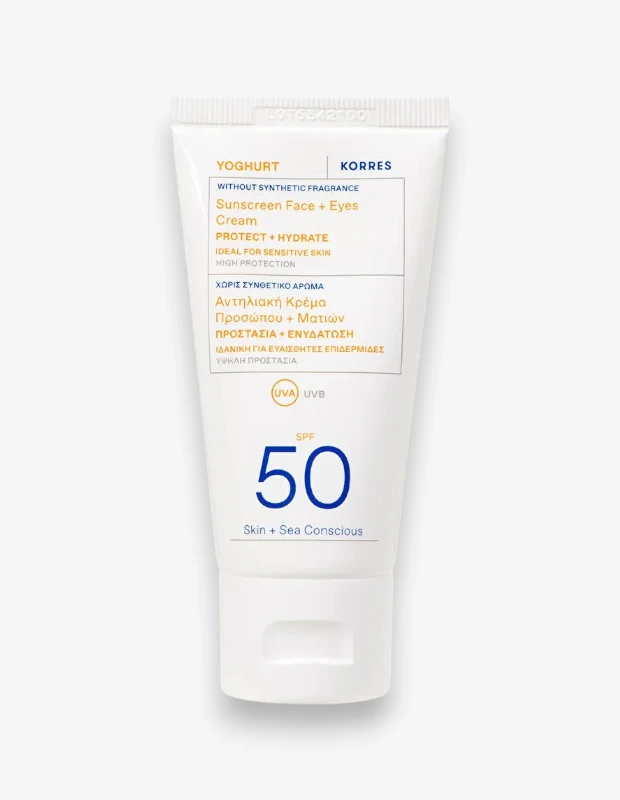 Parlak, beyaz bir arka plan üzerinde dikey konumda duran, KORRES markasına ait YOGHURT Sunscreen Face + Eyes Cream yazılı, hassas ciltler için yüz ve göz çevresi için geliştirilmiş, yüksek koruma sağlayan SPF 50 güneş kremi tüpü detaylı bir şekilde gösteriliyor.