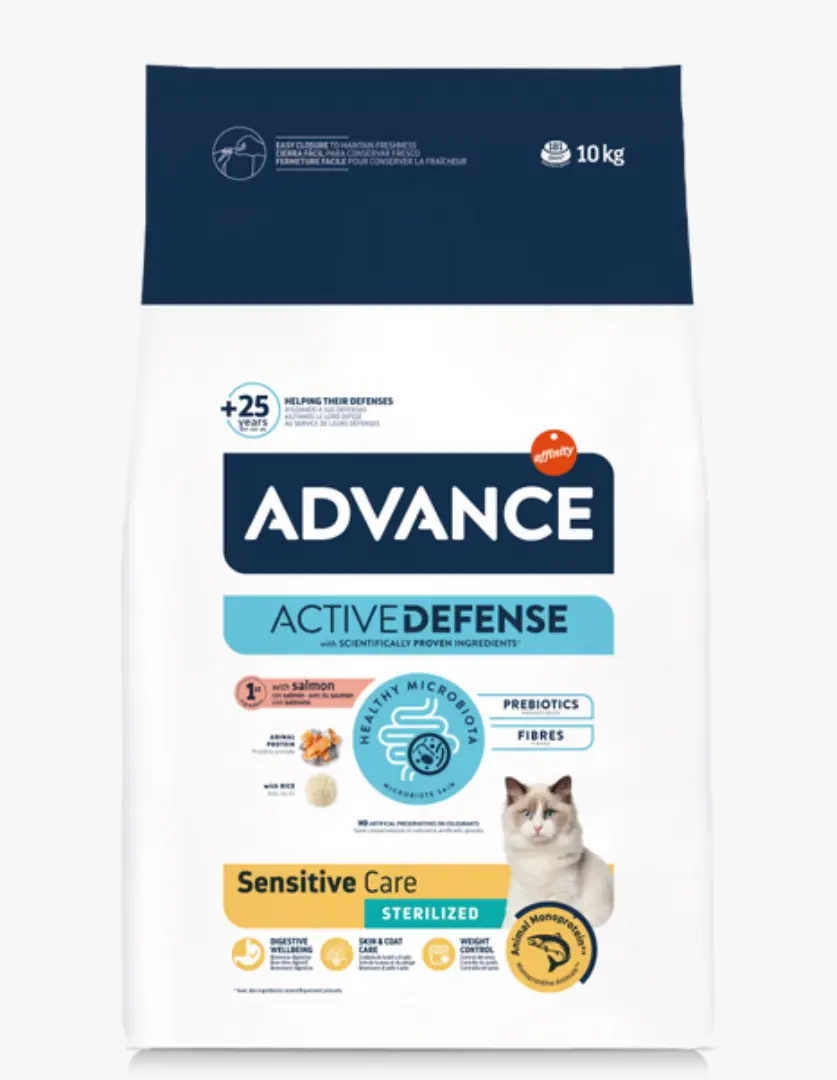 Büyük, beyaz ve lacivert renklerde, ön yüzünde tüylü bir kedinin fotoğrafı bulunan 10 kg'lık Advance Active Defense markalı kedi maması paketi, üzerinde Sensitive Care Sterilize formülünün sindirim, tüy sağlığı ve kilo kontrolü faydaları detaylıca belirtilmiştir.