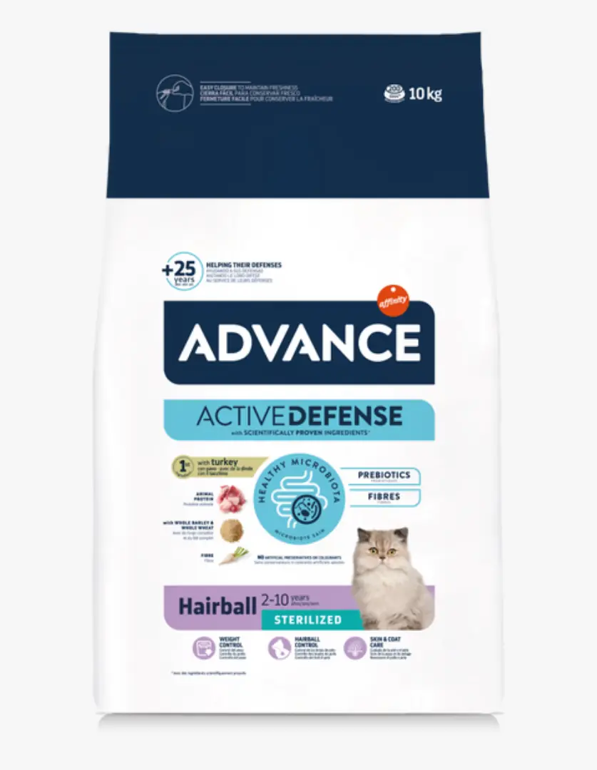 Bembeyaz bir zeminde dikey duran, üzerinde tüylü bir kedi fotoğrafı bulunan 10 kg'lık Advance Active Defense kısırlaştırılmış tüy yumağı kedi maması paketi, hindi eti, prebiyotik ve lif gibi önemli içerik bilgilerini sergiliyor.