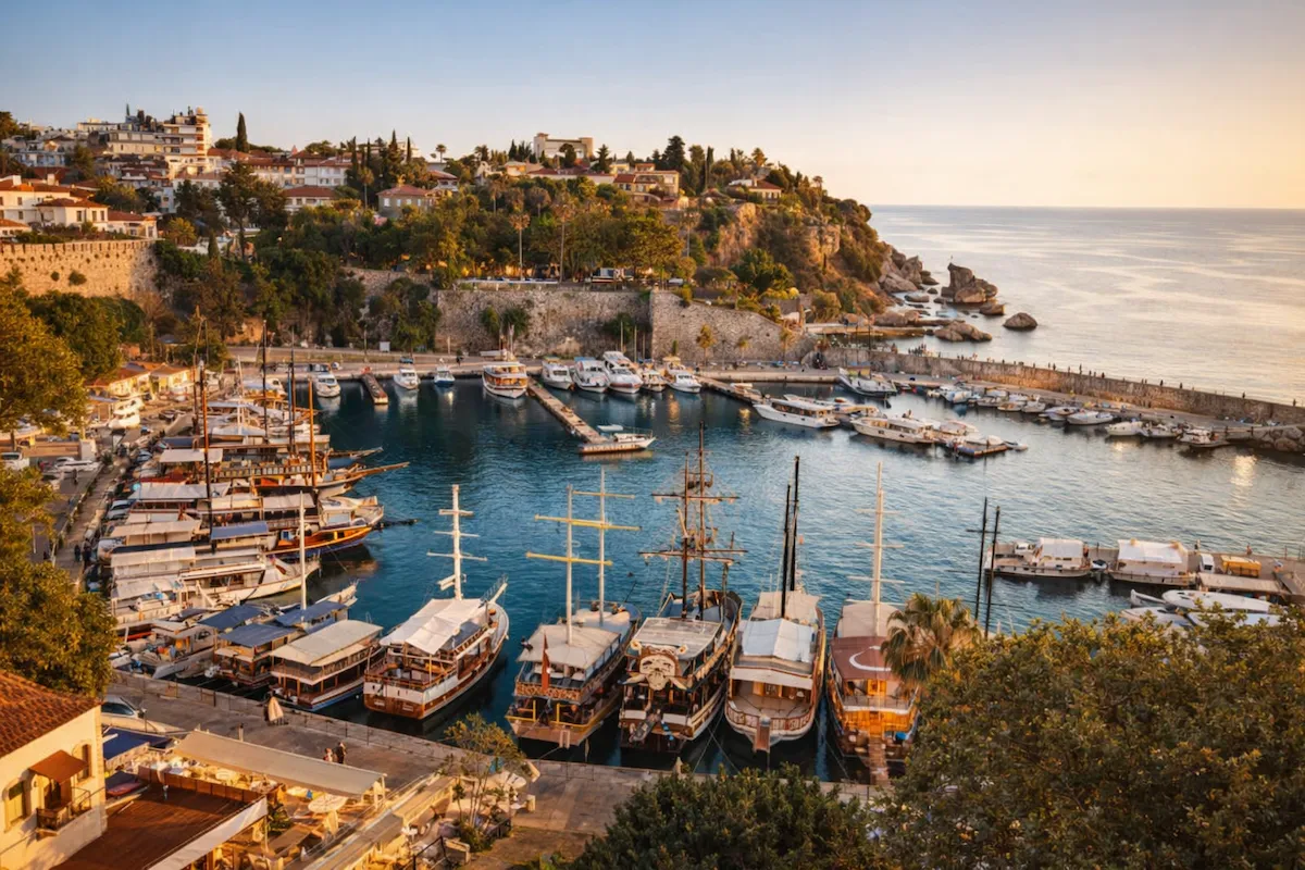 Kaleiçi’nden Saklı Koylara: Tüm Detaylarıyla Antalya Seyahat Rehberi