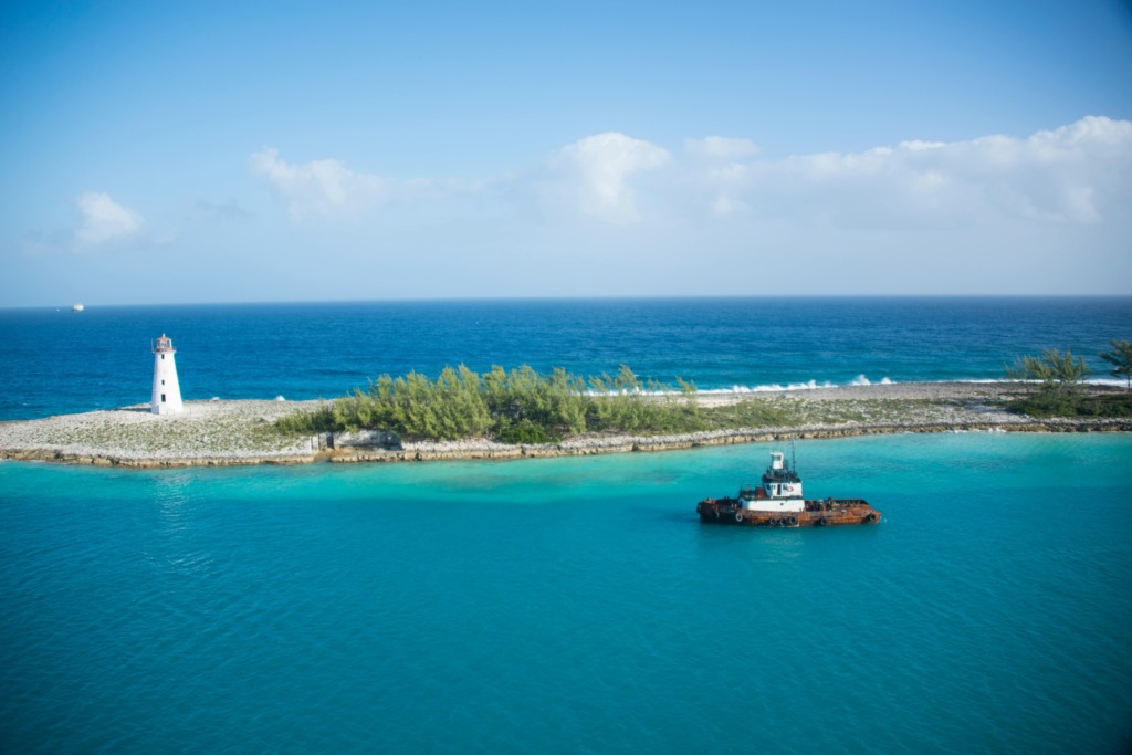 Bahamalar’ın başkenti Nassau açıklarında, turkuaz deniz üzerindeki fener ve küçük ada manzarası.