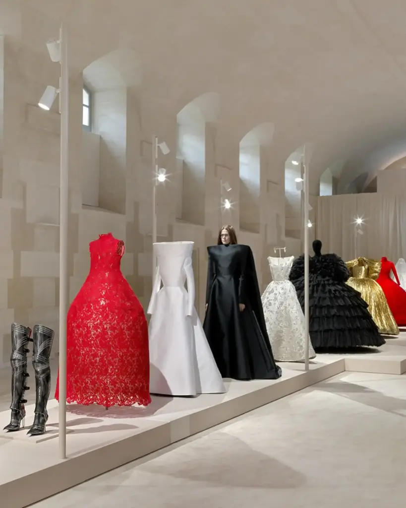Balenciaga’dan Demna’ya Veda Niteliğinde Bir Retrospektif: “Balenciaga by Demna” Sergisi