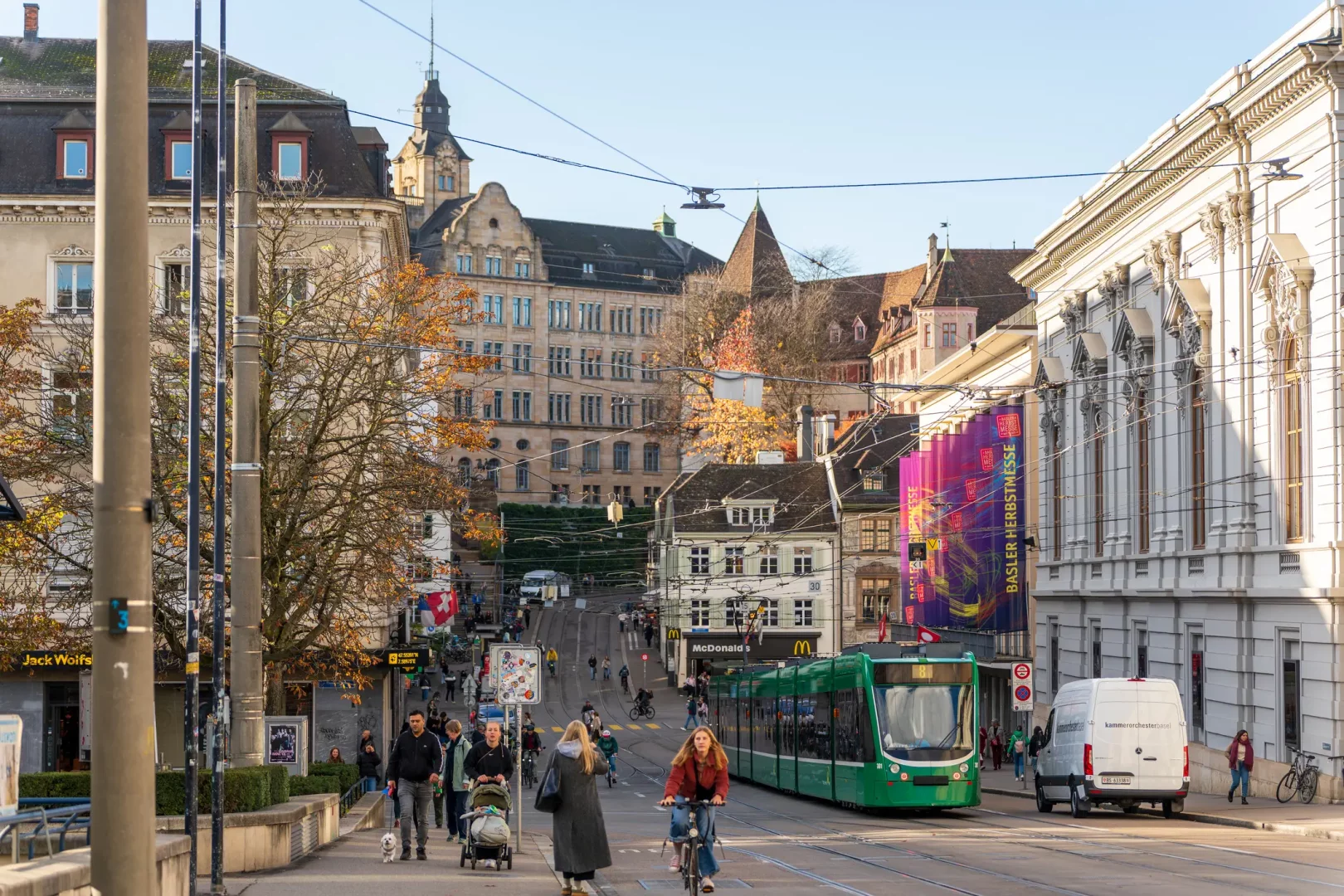Basel gezilecek yerler rotasında Eski Şehir sokakları, tramvay hatları, bisikletliler ve tarihi binalarla canlı bir atmosfer sunuyor.