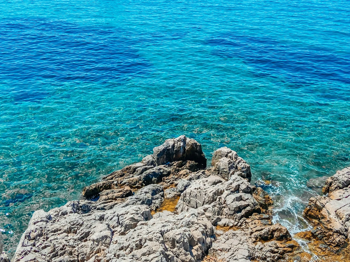 Bodrum'da yaşamak isteyenlere ilham veren kayalık kıyılar, berrak turkuaz deniz ve doğal Ege manzarası.