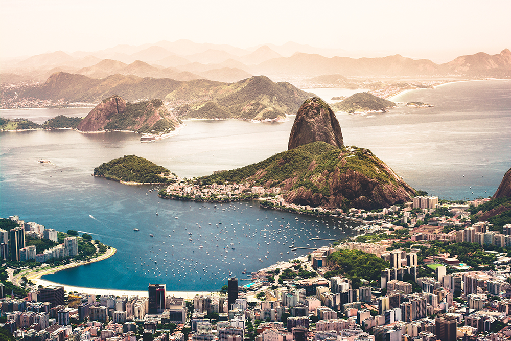 Brezilya’nın Rio de Janeiro şehrinde ünlü Sugarloaf Dağı ve sahil hattının panoramik manzarası.