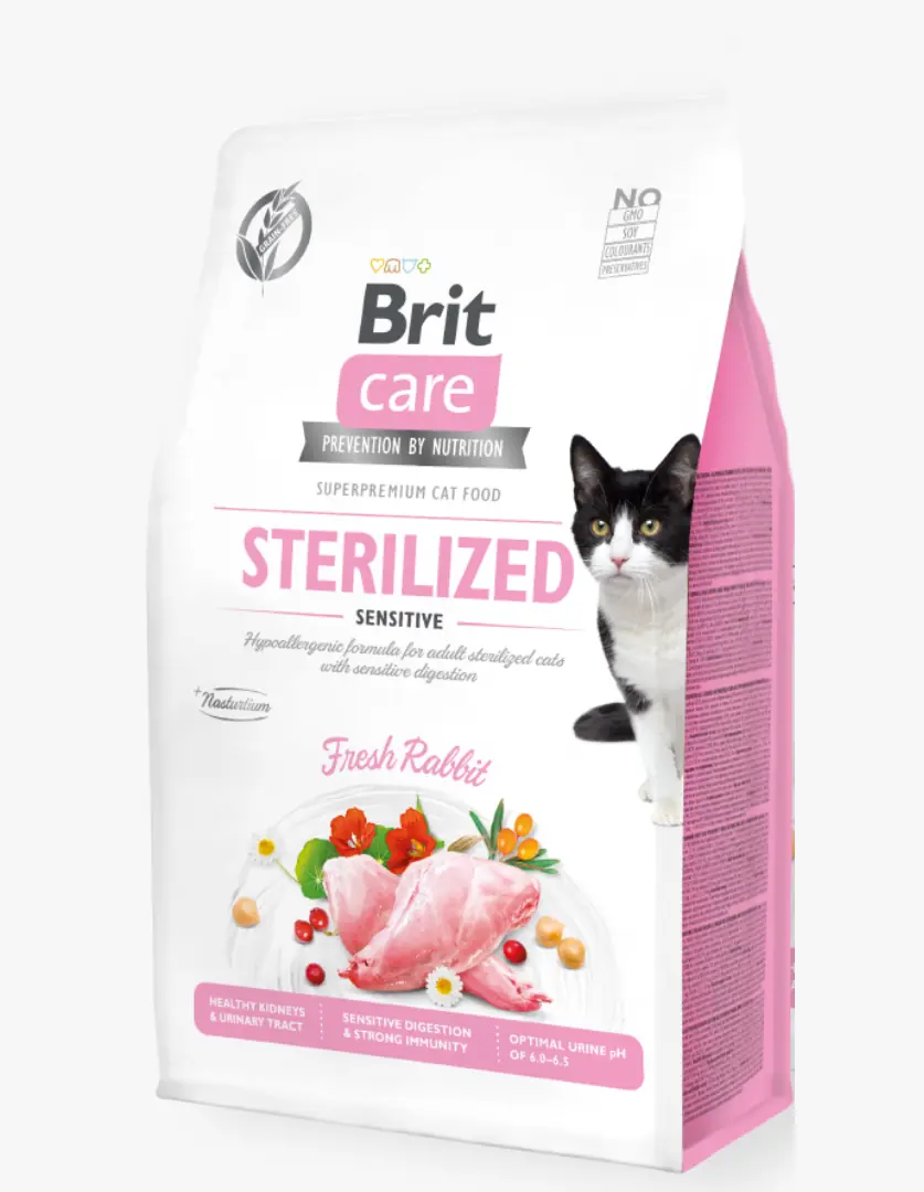 Pembe ve beyaz Brit Care kısırlaştırılmış ve hassas sindirim sistemine sahip kediler için özel olarak formüle edilmiş, üzerinde taze tavşan eti ve siyah beyaz bir kedi görseli bulunan, tahılsız ve hipoalerjenik kedi maması paketi.