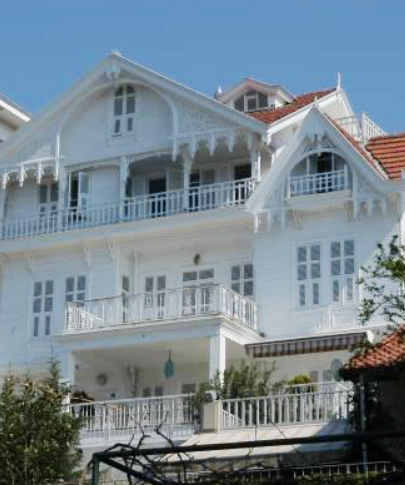 Büyükada Nizam Mahallesi’nde yer alan, zarif mimarisiyle dikkat çeken tarihi Agasi Efendi Köşkü beyaz cephesiyle güneş ışığında parlıyor.