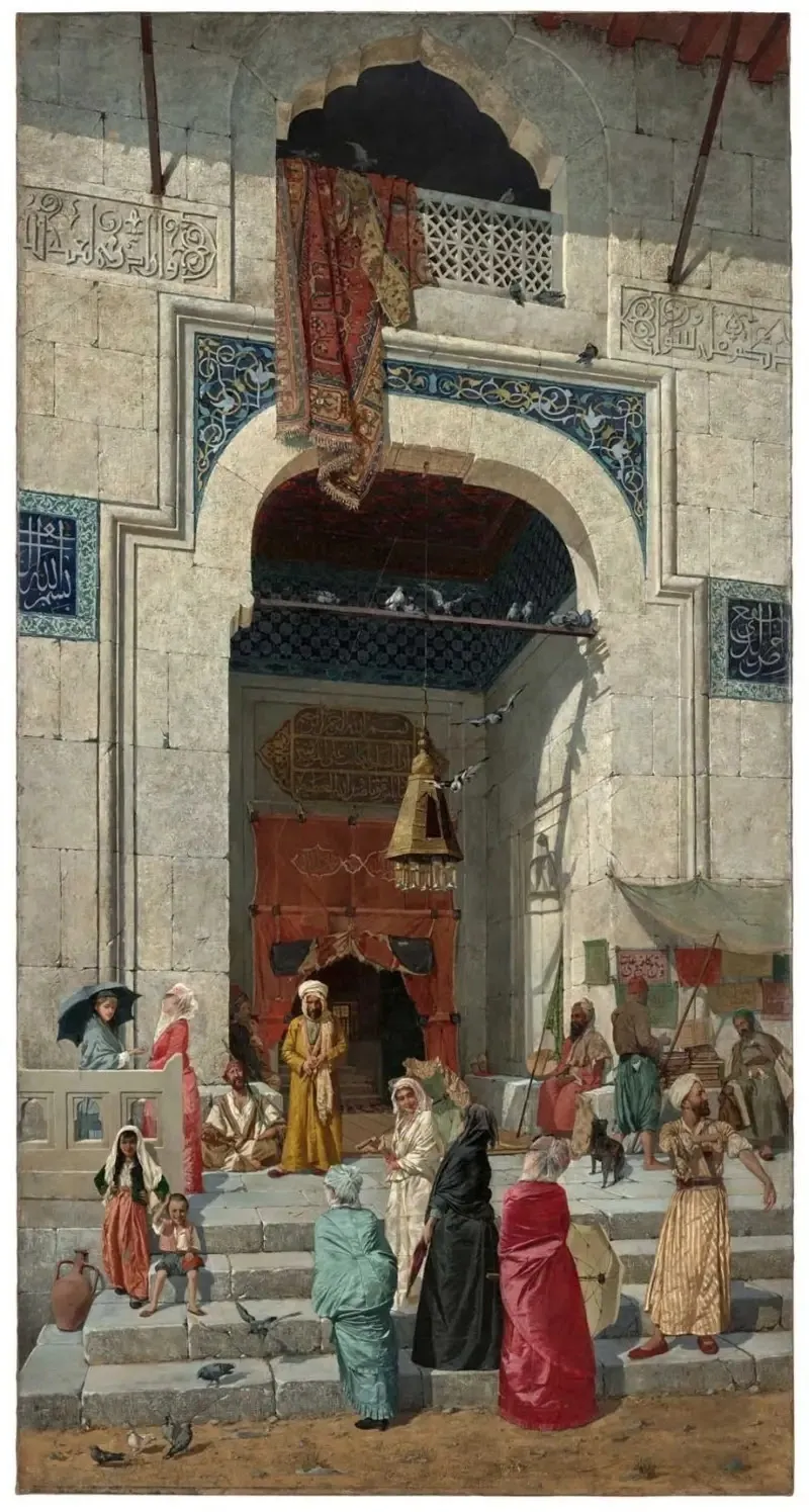 Osman Hamdi Bey'in mimari detaylara ve Osmanlı yaşamına olan hayranlığını yansıtan bu resminde, Yeşil Cami'nin görkemli çinili kapısı önünde, geleneksel kıyafetler içinde toplanmış çeşitli figürler ve güvercinler, o dönemin sosyal ve kültürel dokusunu canlılıkla gözler önüne seriyor.
