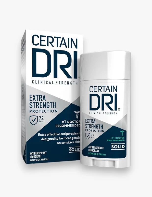 Aşırı terleme ve kokuya karşı 72 saat etkili koruma vadeden Certain Dri Clinical Strength Extra Strength Solid Antiperspirant Deodorant ürününün kutusu ve beyaz renkli stick formu yan yana gösteriliyor.