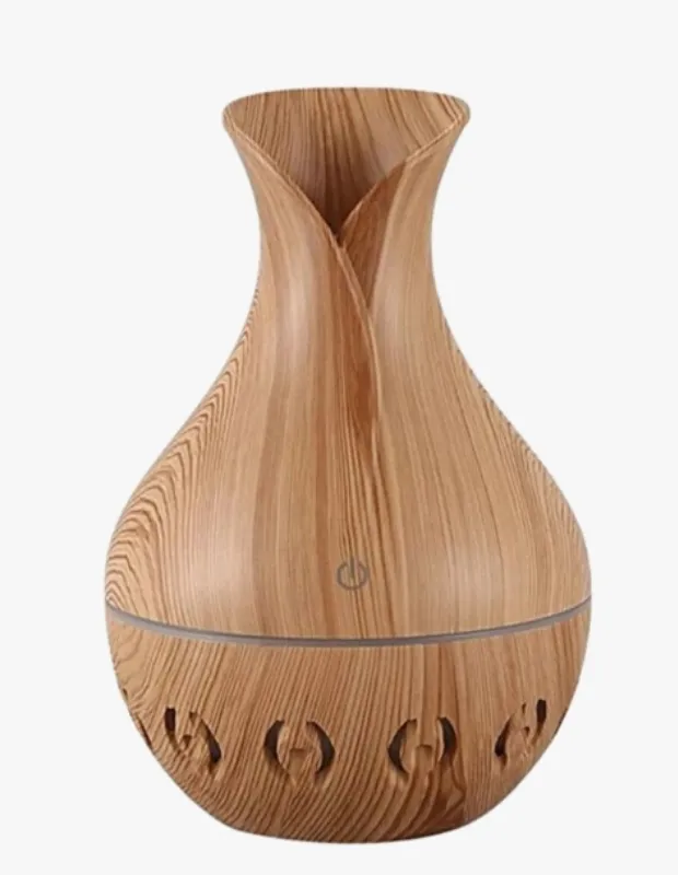 Marka Adı: YK Design
Ürün Adı: YK Design Ahşap Hava Nemlendirici
Ürün Cinsiyeti: Belirtilmemiş
Ürün Tipi: Hava Nemlendirici
Ürün Sezonsallığı: Yaz
Ürün Çeşidi: Aromaterapi Difüzörü
Ürün Özellikleri: Bu YK Design ahşap görünümlü hava nemlendirici, minimalist ve zarif tasarımıyla ev dekorasyonunuza doğal bir dokunuş katar. Vazo benzeri, yukarı doğru açılan petallere sahip zarif formu ve doğal ahşap damarlı yüzeyiyle öne çıkar. Soğuk buhar teknolojisi sayesinde odayı etkili bir şekilde nemlendirirken, uçucu yağların moleküler yapısını bozmadan ortama yayarak aromaterapi deneyimi sunar. Cihazın alt kısmında hava sirkülasyonunu sağlayan dekoratif havalandırma delikleri ve kullanım kolaylığı sağlayan bir güç düğmesi bulunur. Özellikle yaz aylarında klimaların kuruttuğu havayı dengelemek ve kaliteli bir uyku ortamı oluşturmak için idealdir.
Öne Çıkan Detaylar:
- Ahşap görünümlü minimalist ve zarif tasarım
- Soğuk buhar teknolojisiyle uçucu yağların yapısını bozmadan yayar
- Oda havasını nemlendirir ve aromaterapi işlevi sunar
Kimler Kullanıyor?: Evinde sakin ve doğal bir atmosfer yaratmayı arzulayanlar, aromaterapinin rahatlatıcı etkilerine değer verenler ve kişisel well-being rutinlerini destekleyenler bu ürünü tercih edebilir. Yaşam alanlarında sağlıklı bir mikro-iklim ve huzurlu bir uyku ortamı yaratmak isteyen, modern tasarımı doğal dokularla birleştirmeyi seven herkes için uygundur.