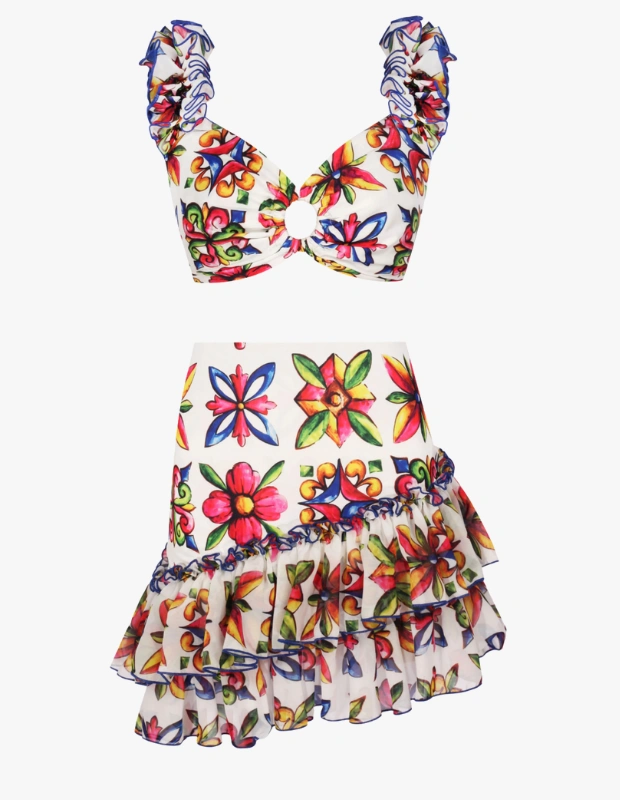 Marka Adı: Nur Karaata
Ürün Adı: Nur Karaata Kadın Sicilia Lily & Tigra Set
Ürün Cinsiyeti: Kadın
Ürün Tipi: Plaj Takımı
Ürün Sezonsallığı: Yaz
Ürün Çeşidi: Desenli Alt-Üst Takım Pareo
Ürün Özellikleri: Canlı Akdeniz esintili çiçek ve çini desenleriyle süslenmiş iki parçalı plaj takımıdır. Bikini üstü, ortasında metal halka detayı bulunan V yaka kesimi ve fırfırlı geniş askılarıyla öne çıkar. Etek, asimetrik kesimi, kat kat fırfırlı yapısı ve uyumlu lacivert kenar şerit detaylarıyla hareketli ve feminen bir görünüm sunar. Hafif kumaşı ve renkli baskılarıyla yaz stilini yansıtır.
Öne Çıkan Detaylar:
- Ortada metal halka detaylı V yaka bikini üstü
- Fırfırlı ve geniş omuz askıları
- Asimetrik kesimli kat kat fırfırlı pareo etek
- Canlı Akdeniz esintili çiçek ve çini desenleri
Kimler Kullanıyor?: Tatil gardırobuna neşeli ve stil sahibi bir dokunuş katmak isteyen, plajda ve resort ortamlarında modern, uyumlu ve dikkat çekici bir görünüm arayan kişiler için tasarlanmıştır. Canlı renklerin ve feminen detayların enerjisini seven, hem rahatlığı hem de şıklığı ön planda tutan bireylerin yaz stilini tamamlar.