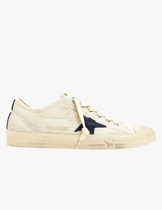 Ürün Cinsiyeti: Kadın

Ürün Tipi: Ayakkabı

Ürün Sezonsallığı: Dört Mevsim

Ürün Çeşidi: Sneaker

Ürün Özellikleri:
Golden Goose V-Star, markanın ikonik “used-look” estetiğini daha sade bir silüetle sunar. Lüks ve rahatlığı bir araya getiren zamansız bir sneaker.

Öne Çıkan Detaylar:

El işçiliği detaylar

Vintage efektli yüzey

Premium deri yapı

Sofistike casual görünüm

Kimler Kullanıyor?
Lüks sneaker’ı günlük stiline entegre edenler.

Golden Goose V-Star sneaker ile lüks ve rahatlığı bir arada yaşayın.