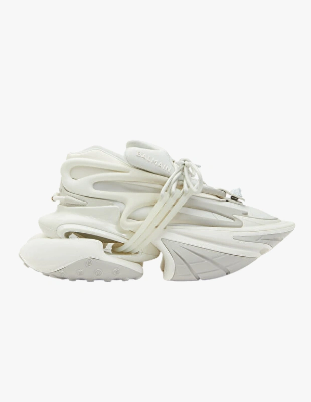 Ürün Cinsiyeti: Kadın

Ürün Tipi: Ayakkabı

Ürün Sezonsallığı: Dört Mevsim

Ürün Çeşidi: Lüks Sneaker

Ürün Özellikleri:
Balmain Unicorn sneaker, markanın cesur ve futuristik tasarım anlayışını güçlü bir sneaker silüetiyle yansıtır.

Öne Çıkan Detaylar:

Hacimli ve iddialı taban

Modern ve futuristik çizgiler

Premium malzeme kullanımı

Lüks streetwear estetiği

Kimler Kullanıyor?
Moda odaklı ve statement parçalardan vazgeçmeyenler.

Balmain Unicorn kadın sneaker ile güçlü ve iddialı bir sokak stili yaratın.