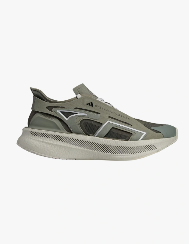 Ürün Cinsiyeti: Kadın

Ürün Tipi: Ayakkabı

Ürün Sezonsallığı: Dört Mevsim

Ürün Çeşidi: Performans Sneaker

Ürün Özellikleri:
Adidas by Stella McCartney Ultraboost 5, yüksek performans teknolojisini sürdürülebilir ve modern bir tasarımla birleştirir. Koşu ve aktif yaşam için maksimum konfor sunar.

Öne Çıkan Detaylar:

Boost™ orta taban teknolojisi

Hafif ve nefes alabilir yapı

Stella McCartney’ye özgü modern estetik

Performans ve stil dengesi

Kimler Kullanıyor?
Aktif yaşamı benimseyen ve performanstan ödün vermeyenler.

Adidas by Stella McCartney Ultraboost 5 ile performans ve sürdürülebilir tasarımı bir arada deneyimleyin.