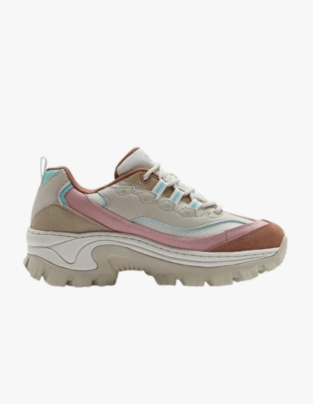 Marka Adı: Skechers
Ürün Adı: Skechers Kadın Hi-ryze New Lite Sneaker
Ürün Cinsiyeti: Kadın
Ürün Tipi: Sneaker
Ürün Sezonsallığı: Belirtilmemiş
Ürün Çeşidi: Platform Sneaker
Ürün Özellikleri: Bu Skechers sneaker, modern tasarımı retro esintilerle birleştiren çok renkli bir modeldir. Üst kısmı, bej ve krem tonlarında sentetik deri paneller, açık pembe ve açık mavi renk vurgularına sahip file detaylar ile kahverengi süet görünümlü burun ve topuk kaplamalarından oluşur. Ayakkabının en belirgin özelliği, yüksek ve dalgalı formuyla dikkat çeken platform orta tabanı ve güçlü zemin tutuşu sağlayan tırtıklı dış tabanıdır. Beyaz bağcıklar ve dolgulu bilek kısmı rahat bir kullanım sunarken, katmanlı saya tasarımı spor şıklığı vurgular.
Öne Çıkan Detaylar:
- Yüksek ve dalgalı formda platform taban tasarımı
- Krem, bej, pembe, mavi ve kahverengi tonlarını bir araya getiren çok renkli saya
- Konforlu kullanım sunan dolgulu bilek ve dil kısmı
Kimler Kullanıyor?: Gündelik stilinde rahatlığı ve trendleri bir arada arayan, modern ve enerjik bir duruş sergilemeyi seven kişiler bu spor ayakkabıyı tercih edebilir. Özellikle platform tabanların ve retro detayların çekiciliğine kapılan, cesur renk kombinasyonlarıyla kişisel tarzını yansıtmak isteyenler için idealdir. Sportif şıklığı günlük kombinlerine kolayca dahil eden ve adımlarında fark yaratmayı seven herkesin gardırobunda yer bulabilir.