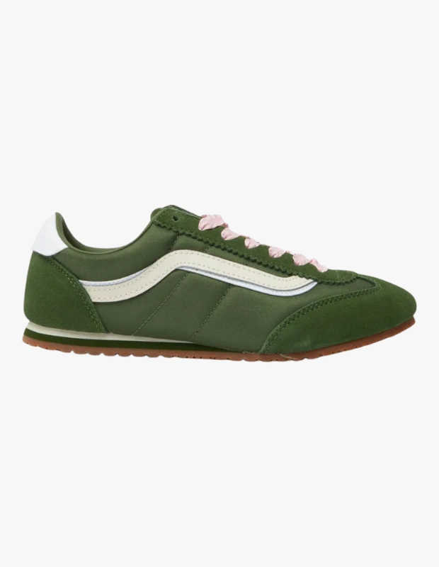 Ürün Cinsiyeti: Kadın

Ürün Tipi: Ayakkabı

Ürün Sezonsallığı: Dört Mevsim

Ürün Çeşidi: Sneaker

Ürün Özellikleri:
Vans Super Lowpro, düşük profilli formu ve sade tasarımıyla günlük kombinlere zahmetsiz bir cool’luk katar. Kaykay kültüründen gelen rahat tavrı modernleştirir.

Öne Çıkan Detaylar:

Düşük profilli silüet

Hafif ve rahat yapı

Minimal Vans estetiği

Günlük kullanım odaklı tasarım

Kimler Kullanıyor?
Rahat ama stil sahibi görünmek isteyenler.

Vans Super Lowpro sneaker ile günlük stilinize sade ve cool bir dokunuş ekleyin.