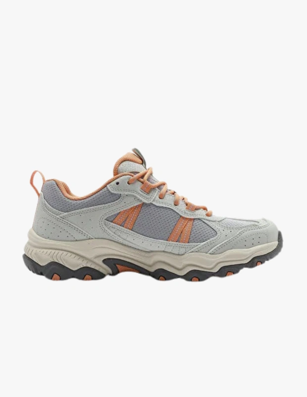 Marka Adı: Skechers
Ürün Adı: Skechers Kadın Stamina Outdoor Sneaker
Ürün Cinsiyeti: Kadın
Ürün Tipi: Sneaker
Ürün Sezonsallığı: Sonbahar/Kış
Ürün Çeşidi: Outdoor Sneaker

Ürün Özellikleri:
Bu kadın sneaker modeli, retro esintili dad sneaker estetiğini outdoor dayanıklılığıyla birleştiren dikkat çekici bir tasarıma sahiptir. Üst yüzeyi, nefes alabilen gri file paneller ile aynı tonlarda süet görünümlü sentetik katmanların kombinasyonundan oluşur. Canlı turuncu detaylar, bağcıklar ve topukta yer alan çekme halkası ürüne dinamik bir dokunuş katarken, markanın sportif kimliğini yansıtır. Kalın, çok katmanlı ve tırtıklı dış tabanı, hem çekiş gücü hem de yastıklama sağlayarak konfor sunar. Bej ve siyah renklerdeki bu dış taban, ayakkabının genel robust görünümünü tamamlar ve günlük kullanımda veya hafif arazi koşullarında rahatlık ve stil vadeden ideal bir seçenek sunar.

Öne Çıkan Detaylar:
- Gri ve canlı turuncu renklerin kontrastlı ve dinamik kombinasyonu.
- Kalın, tırtıklı ve çok katmanlı dış tabanı sayesinde üstün yer tutuşu ve konfor.
- Nefes alabilen file ve dayanıklı sentetik panellerle oluşturulmuş katmanlı, retro-ilhamlı üst yüzey tasarımı.

Kimler Kullanıyor?:
Gündelik kombinlerine sportif ve modern bir dokunuş katmayı sevenler, şehir hayatının koşuşturmacasında rahatlıktan ödün vermek istemeyenler ve doğa yürüyüşlerinde veya outdoor aktivitelerde hem şık hem de fonksiyonel bir ayakkabı arayanlar bu modeli tercih edebilir. Chunky ve retro siluetleri tarzlarının bir parçası olarak benimseyen, aktif yaşam tarzına sahip bireylerin gardıroplarının vazgeçilmez parçası olmaya adaydır.