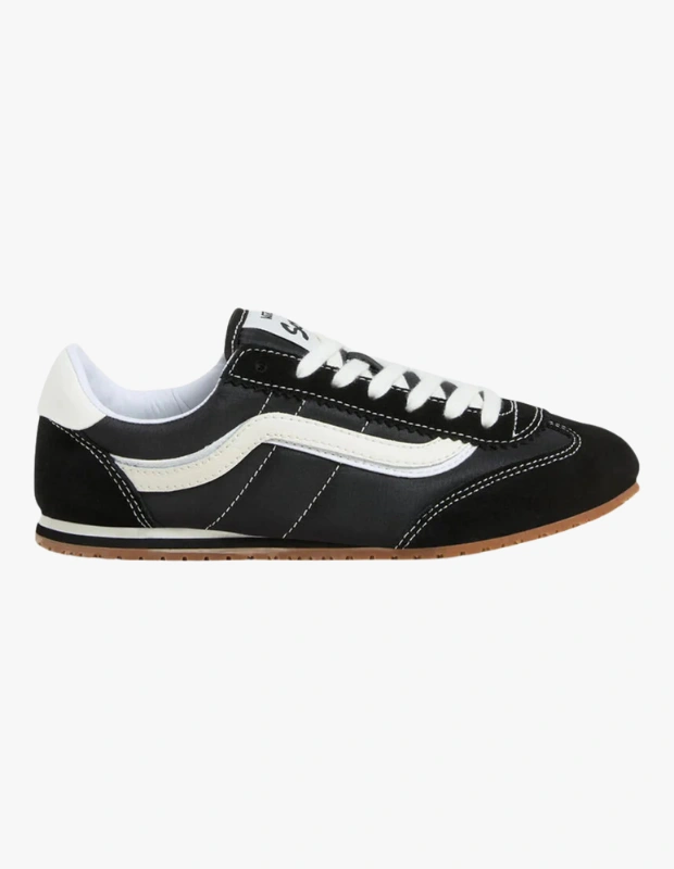 Ürün Cinsiyeti: Unisex

Ürün Tipi: Ayakkabı

Ürün Sezonsallığı: Dört Mevsim

Ürün Çeşidi: Sneaker

Ürün Özellikleri:
Vans Super Lowpro, markanın klasik skate mirasını daha ince ve hafif bir silüetle yeniden yorumlar. Günlük şehir stiline kolayca uyum sağlar.

Öne Çıkan Detaylar:

Düşük profilli tasarım

Hafif ve esnek taban

Minimal Vans estetiği

Günlük kullanıma uygun yapı

Kimler Kullanıyor?
Rahatlığı ön planda tutan sade sneaker severler.

Vans Super Lowpro sneaker ile hafif, konforlu ve zamansız bir şehir stili yakalayın.