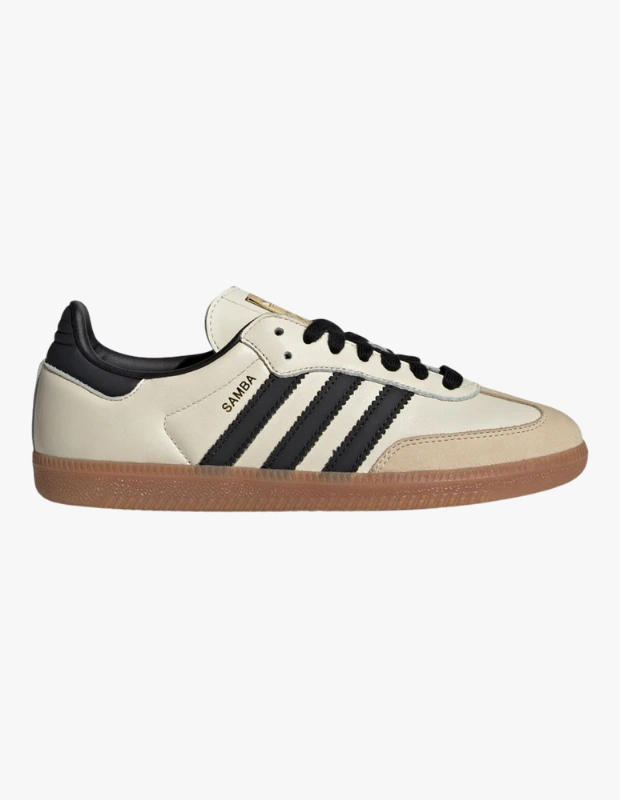 Marka Adı: adidas Originals
Ürün Adı: adidas Originals Kadın Samba OG Sneaker
Ürün Cinsiyeti: Kadın
Ürün Tipi: Sneaker
Ürün Sezonsallığı: Tüm Sezon
Ürün Çeşidi: Retro, Klasik, Günlük
Ürün Özellikleri: Görselde görünen adidas Originals Samba OG sneaker, krem rengi pürüzsüz deri üst kısmı, burun kısmında açık kahverengi süet T-şekilli kaplaması ve yanlardaki ikonik siyah üç bant detayı ile dikkat çekiyor. Siyah bağcıklar ve topuk yaka dolgusu ayakkabının genel estetiğini tamamlıyor. Altın rengi marka logosu dil kısmında belirginleşirken, yan panelde yer alan küçük SAMBA yazısı ürünün kimliğini vurguluyor. Düşük bilekli ve ince silüeti, karamel rengi dayanıklı kauçuk dış taban ile birleşerek hem konfor hem de sağlamlık sunuyor. Retro tarzı modern detaylarla harmanlayan bu model, günlük kullanıma uygun, şık ve zamansız bir seçenek.
Öne Çıkan Detaylar:
- İkonik adidas Originals Samba OG retro silüeti.
- Krem rengi deri üst kısım ve süet burun kaplaması ile kaliteli malzeme kombinasyonu.
- Kontrast oluşturan siyah üç bant, bağcıklar ve topuk detayı.
- Dayanıklı ve stil sahibi karamel renkli kauçuk dış taban.
Kimler Kullanıyor?: Moda ve klasik spor giyim arasında köprü kuran, stil sahibi seçimler yapmayı seven bireyler için tasarlanmış bir ayakkabıdır. Günlük giyimde rahatlıktan ödün vermeden şık görünmek isteyenler, zamansız tasarımları modern gardıroplarına dahil etmeyi tercih edenler ve hem spor hem de yarı resmi kombinlerinde ikonik bir parça arayan kadınlar için mükemmel bir tercihtir. Kentsel yaşam tarzını benimseyen, aktif ve dinamik kişiliğini ayak giyiminde de yansıtmak isteyen herkes bu sneakerı rahatlıkla kullanabilir.