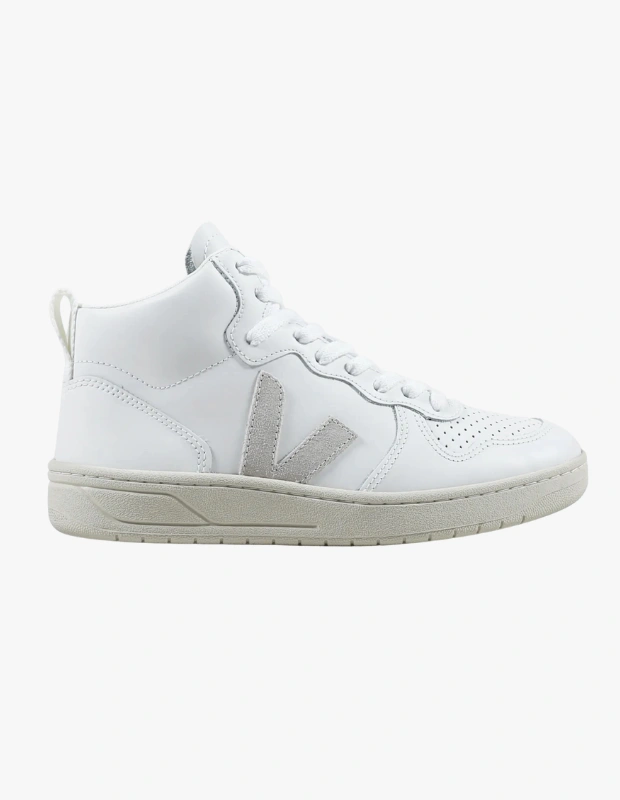 Ürün Cinsiyeti: Kadın

Ürün Tipi: Ayakkabı

Ürün Sezonsallığı: Dört Mevsim

Ürün Çeşidi: Sneaker

Ürün Özellikleri:
Veja V-15, markanın sürdürülebilir üretim anlayışını modern ve feminen bir sneaker silüetiyle buluşturur.

Öne Çıkan Detaylar:

Deri üst yüzey

Minimal ve şık tasarım

Çevre dostu üretim yaklaşımı

Günlük şehir stiline uyum

Kimler Kullanıyor?
Hem stil hem sürdürülebilirlik arayan kadınlar.

Veja V-15 Leather kadın sneaker ile modern ve sürdürülebilir bir stil yakalayın.
