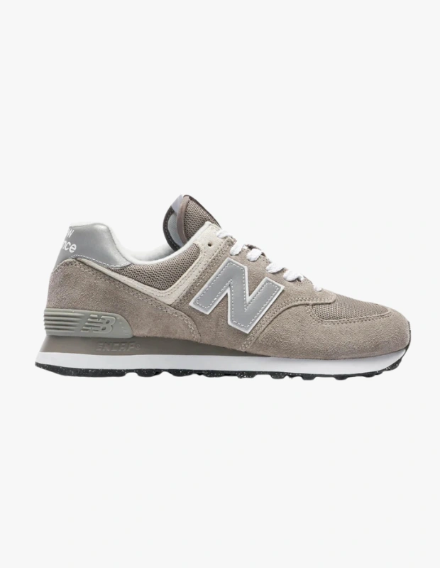 Ürün Cinsiyeti: Kadın / Erkek

Ürün Tipi: Ayakkabı

Ürün Sezonsallığı: Dört Mevsim

Ürün Çeşidi: Sneaker

Ürün Özellikleri:
New Balance 574, markanın en ikonik modellerinden biri olarak retro koşu estetiğini günlük şehir stiline taşır. Konfor, dayanıklılık ve zamansız tasarım tek modelde buluşur.

Öne Çıkan Detaylar:

ENCAP® orta taban teknolojisi

Süet ve file kombinasyonlu üst yüzey

Retro-inspired silüet

Günlük kullanıma uygun konfor

Kimler Kullanıyor?
Klasik sneaker çizgisinden vazgeçmeyen, rahatlığı stilin merkezine alanlar.

New Balance 574 sneaker ile retro şıklığı ve gün boyu konforu bir arada yaşayın.