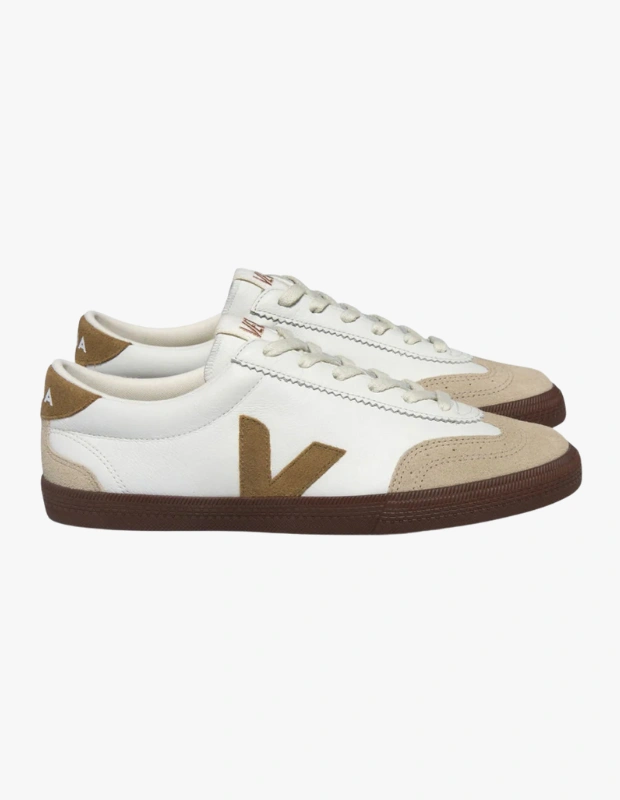 Ürün Cinsiyeti: Kadın

Ürün Tipi: Ayakkabı

Ürün Sezonsallığı: Dört Mevsim

Ürün Çeşidi: Sneaker

Ürün Özellikleri:
Veja Volley, markanın ilk modellerinden ilham alan retro silüeti, sürdürülebilir malzemelerle buluşturur. Günlük kullanıma uygun, sade ve zamansız bir tasarım sunar.

Öne Çıkan Detaylar:

Organik ve izlenebilir deri üst yüzey

Retro tenis ayakkabılarından ilham

Minimal ve zamansız tasarım

Çevre dostu üretim anlayışı

Kimler Kullanıyor?
Sade şehir stilini sürdürülebilir seçimlerle tamamlamak isteyenler.

Veja Volley kadın sneaker ile retro ilhamlı, çevre dostu ve zamansız bir stil yakalayın.