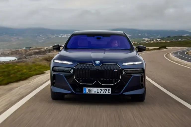 Şarj Kaygısına Son: 2026’nın En Uzun Menzilli 12 Elektrikli Sedanı