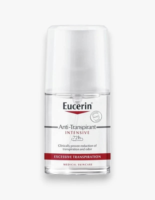 Beyaz bir arka plan üzerinde, şeffaf bir şişede duran, Eucerin markalı 72 saat etkili Anti-Transpirant INTENSIVE pompalı sprey, aşırı terlemeyi ve kokuyu klinik olarak kanıtlanmış şekilde azaltan bir medikal cilt bakım ürünü olarak öne çıkıyor.