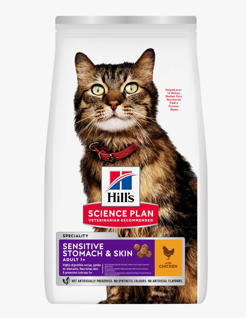 Hassas mide ve cilt için Hill's Science Plan kedi maması, parlak tüyleri ve yeşil gözleriyle dikkat çeken tekir bir kedinin resminin bulunduğu beyaz ambalajında, yetişkin kediler için özel olarak formüle edilmiş bir üründür.