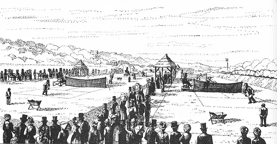 Bu temsili çizim, 1877'deki ilk Wimbledon turnuvasını tasvir ediyor; geniş bir açık alanda oynanan tenis maçlarını şapkalı ve döneme uygun kıyafetler giymiş kalabalık seyirciler ve etrafta kurulmuş hasır çatılı kulübelerle gösteriyor.