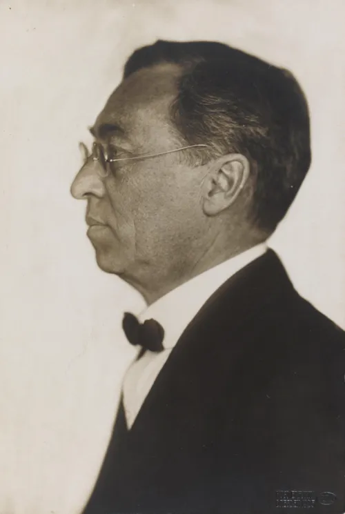 1925 tarihli bu sepya tonlu fotoğrafta, gözlüklü ve papyonlu takım elbisesiyle sola doğru dönük profilden görünen Wassily Kandinsky, hafif kırışıklıklar ve belirgin burun hatlarıyla düşünceli bir ifade sergiliyor.
